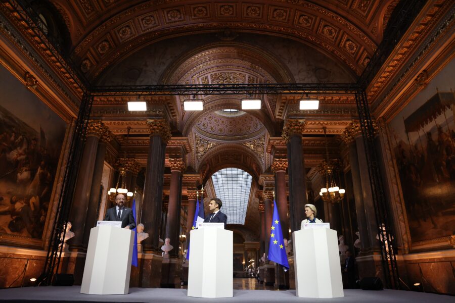 In de Galerij der Veldslagen gaven Michel, Macron en Von der Leyen hun
slotpersconferentie.