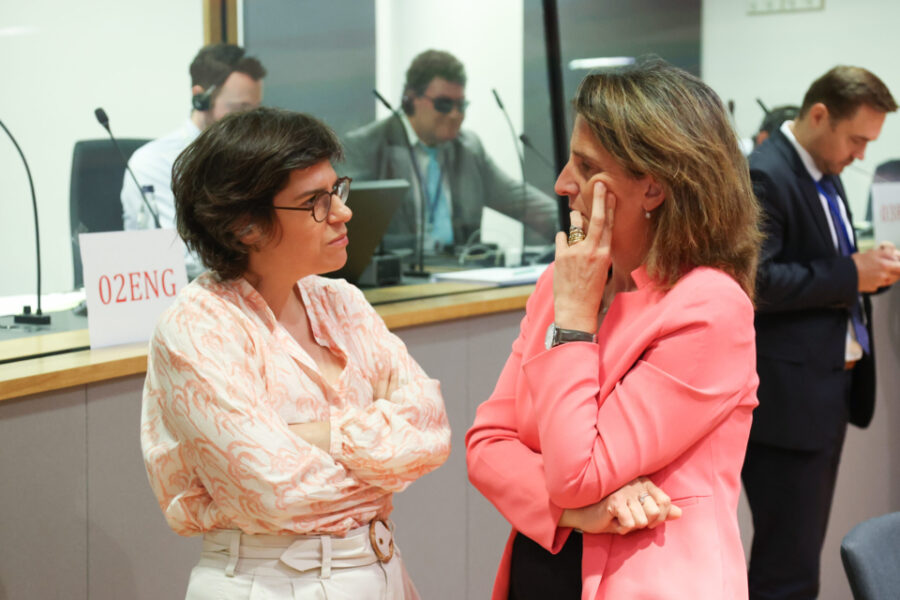 Tinne Van der Straeten in een onderonsje met haar Spaans socialistische collega
Teresa Ribera Rodríguez (minister van ecologische transitie). Ribera Rodríguez
is voorstander en bedenkster van overwinstbelastingen en faliekant tegen het
gasplan van Frans Timmermans.