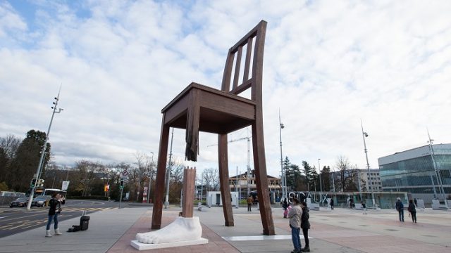 Op 30 november 2015 stond het beeld ‘Broken Chair’ in Genève als ‘installatie
met een nieuwe voet en een nieuw been’. Het moest de deelnemers aan de
conferentie herinneren aan de gevolgen van anti-persoonsmijnen.