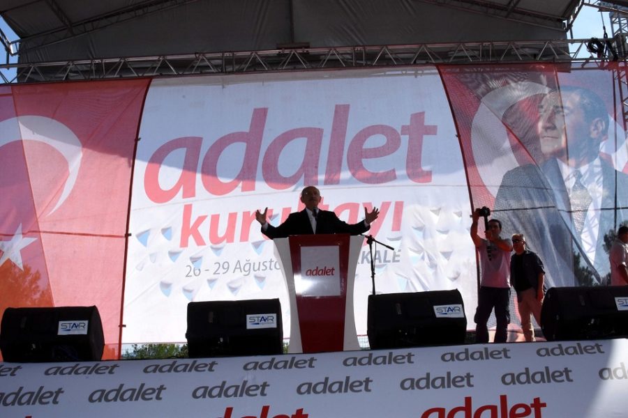Kemal Kilicdaroglu opent het ‘adelet’ congres.
