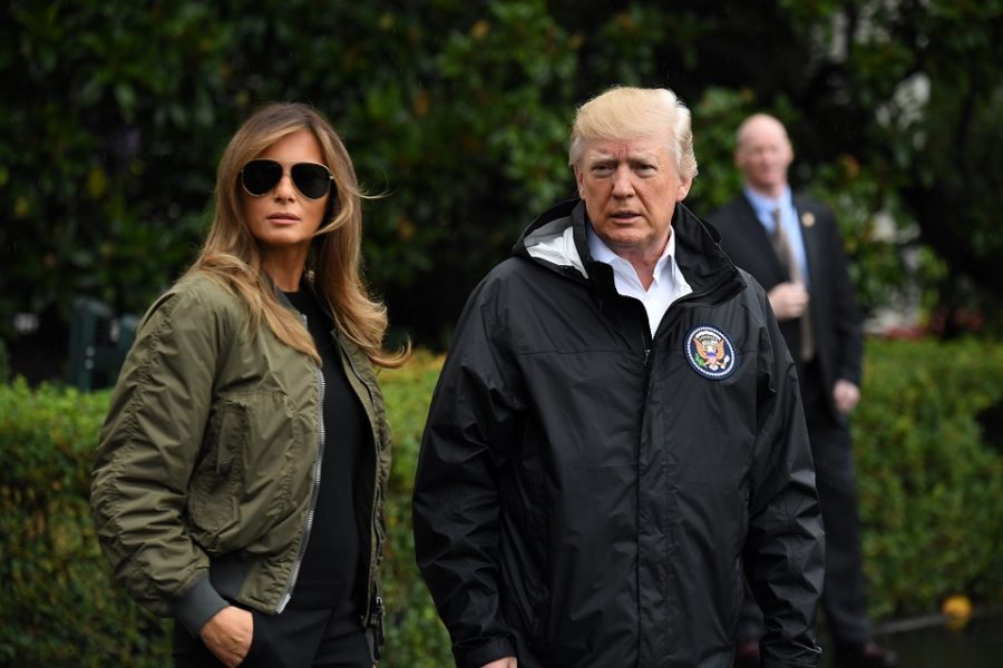 (Mijnheer en mevrouw Trump staan in aangepaste kledij klaar om naar het
rampgebied in Texas te vertrekken.
