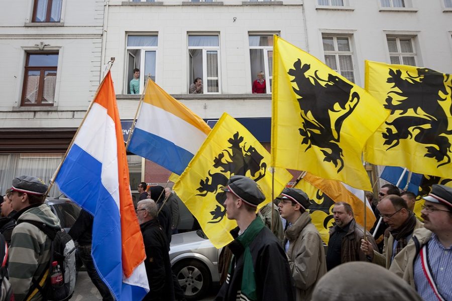 Vlaamse jongeren dragen een ‘Dietse vlag’, symbool voor de ‘eenmaking van de
Nederlanden’.