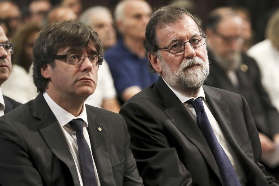 Carles Puigdemont en Mariano Rajoy , de eerste minister van Catalonië naast die
van Spanje. zij aan zij tijdens de herdenking van de slachtoffers van de terreur
in Barcelona.