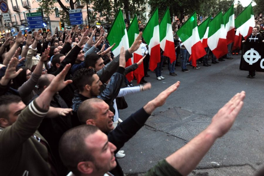Neofascisten brengen de Romeinse groet op een manifestatie in Milaan, 2014.
