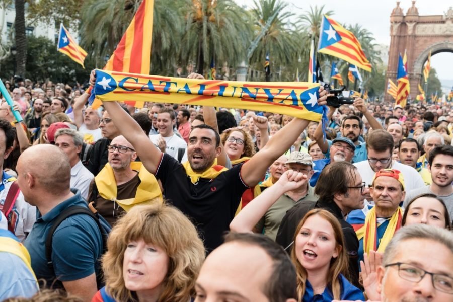 Tienduizenden Catalanen verzamelden op dinsdagavond 10 oktober om Puigdemonts
toespraak bij te wonen.