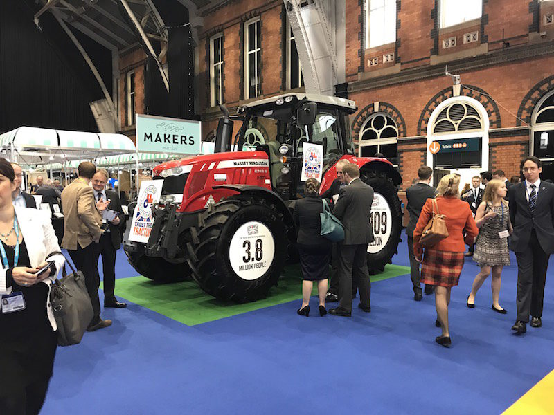 Tractor op het congres van de Britse Tory’s.