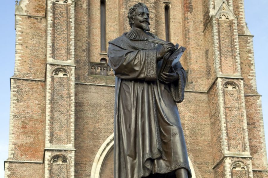 Standbeeld van Hugo Grotius aan de Nieuwe Kerk in Delft.