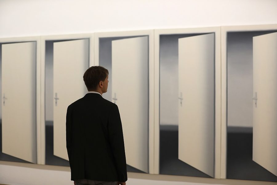 Een bezoeker bekijkt werk van Gerhard Richter in de expositie ‘Oever
schilderen’.
