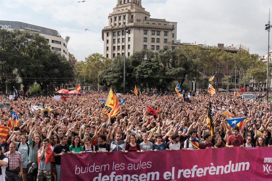 zo’n 16,000 betogers verzamelden op de Plaça de Catalunya om te protesteren
tegen het politiegeweld tijdens het referendum.