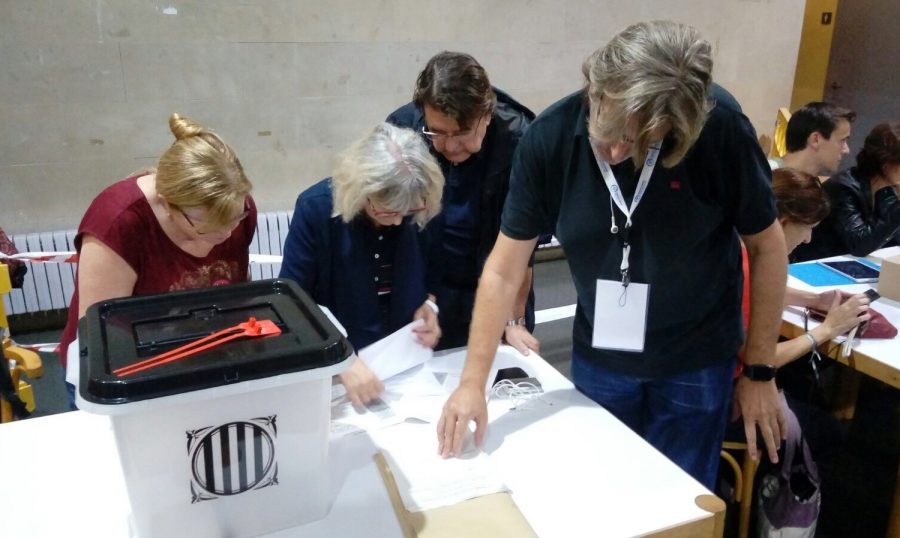 In een stembureau in het noorden van Barcelona, 1 oktober, referendumdag.