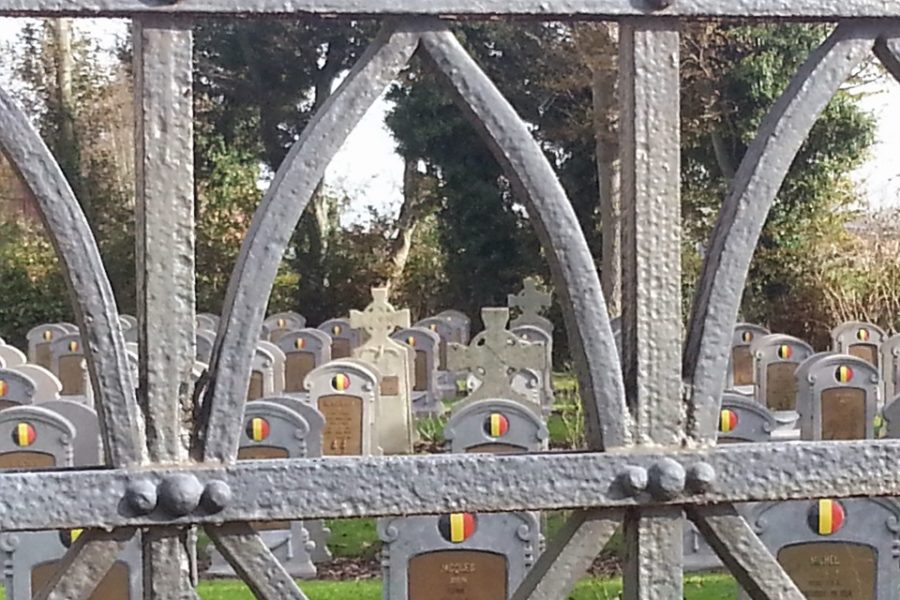 Het militair kerkhof van Oeren (WOI), bij Alveringem. Enkele overblijvende
Heldenhuldezerken staan er tussen de officiële Belgische zerken.