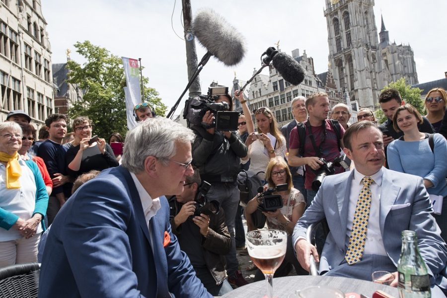 Bart De Wever (N-VA) ontmoet Kris Peeters (CD&V) op een terras in Antwerpen.