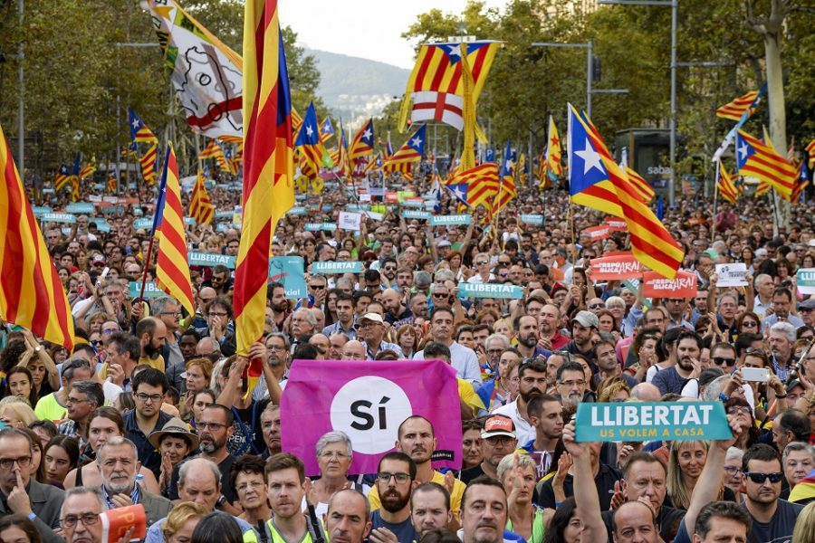 Tienduizenden ‘Catalanisten’ trekken vreedzaam betogend door de starten in
Barcelona.