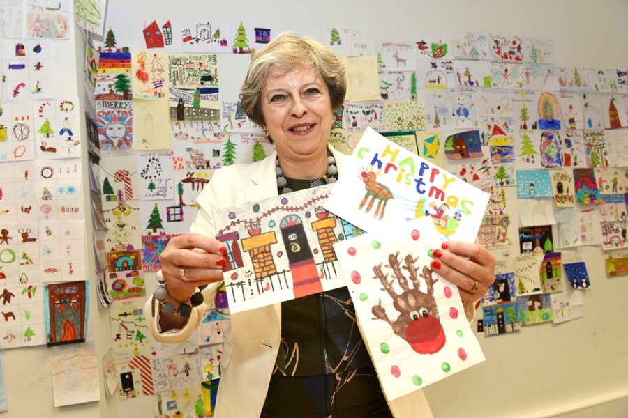 PM Theresa May bekijkt haar kerstkaartjes.