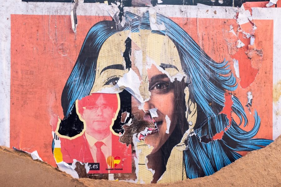 Een muurschildering van Inés Arrimadas (Ciutadans) is bewerkt met een poster van
Carles Puigdemont (Junts Per Catalunya).