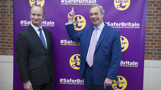 UKIP voorzitter Henry Bolton (l) en partijcoryfee Nigel Farage (r).
