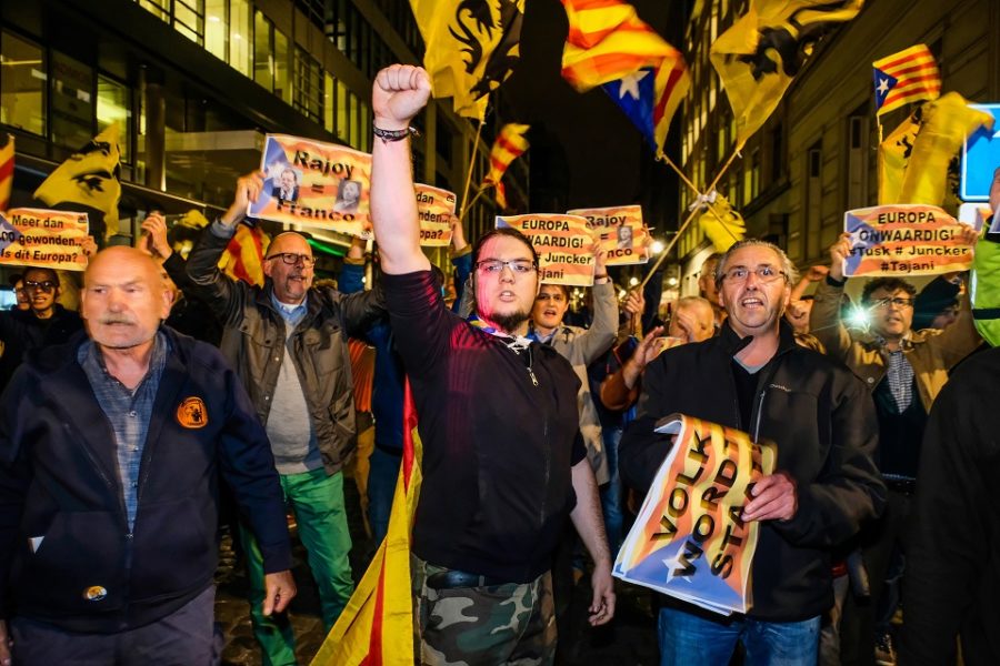 Brussel, 01/10/2017 de brede Vlaamse beweging ook
N-VA en Vlaams Belang houden een mars tot aan de Spaanse ambassade in Brussel
voor solidariteit met Catalonië