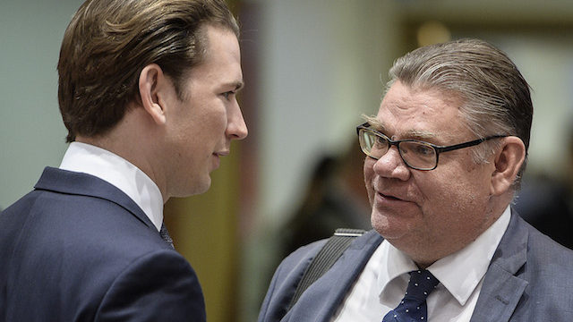 Populisme: Oostenrijks conservatieve premier Sebastian Kurz in gesprek met de Finse populistische minister Timo Soini