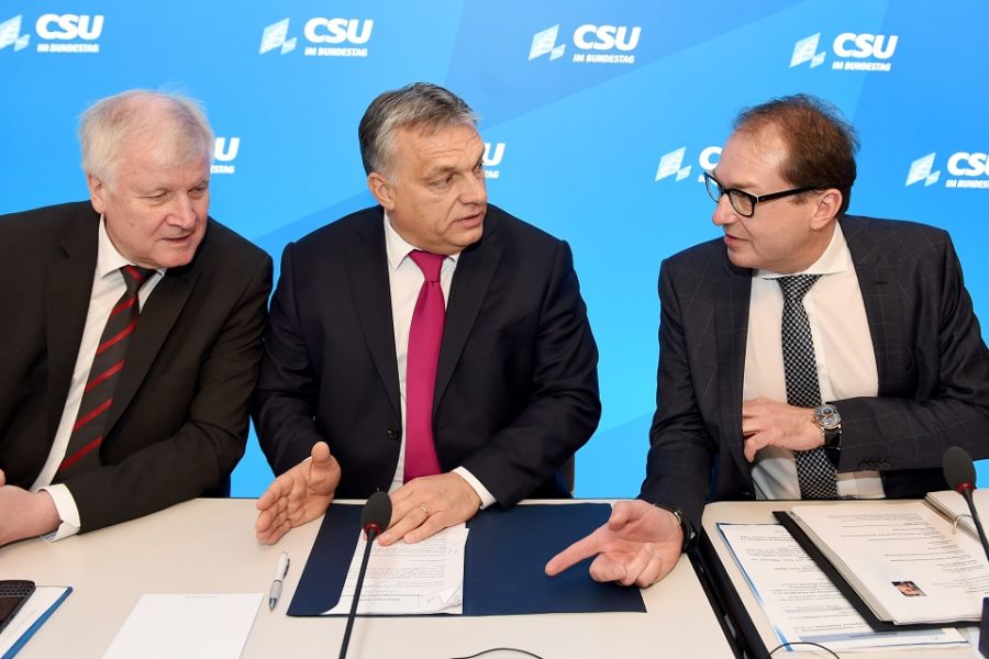 CSU-voorzitter Horst Seehofer (l-r), Hongaars Premier Viktor Orban en de CSU
fractieleider Alexander Dobrindt ontmoeten elkaar op de winterconferentie van de
CSU in Seeon.