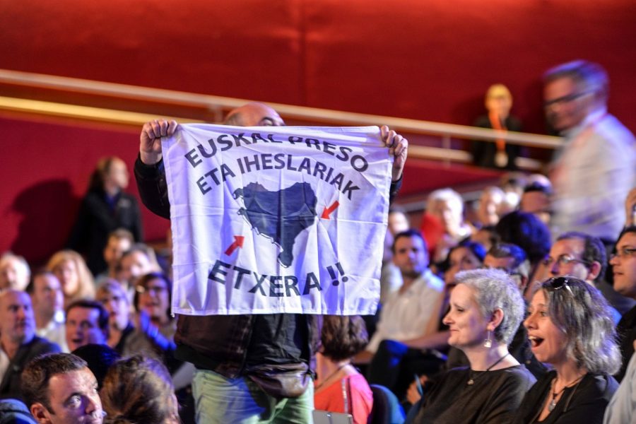 Een betoger houdt een spandoek omhoog als steun voor de Baskische gevangenen
tijdens het internationaal filmfestival van San Sebastian.