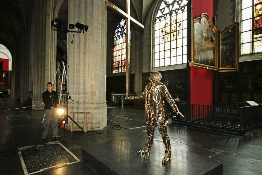 Een kruisbeeld van en van Jan Fabre in de kathedraal van Antwerpen. Omgaan met
religie vandaag is een moeilijk evenwicht…

Reporters / DIRV