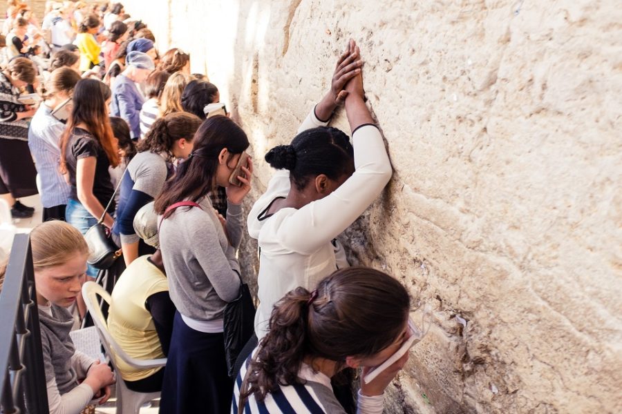 Joodse vrouwen bidden aan de Westemuur van de oude Joodse Tempel in Jeruzalem,
ook wel de klaagmuur genoemd. Zouden Joodse vrouwen veel te klagen hebben?