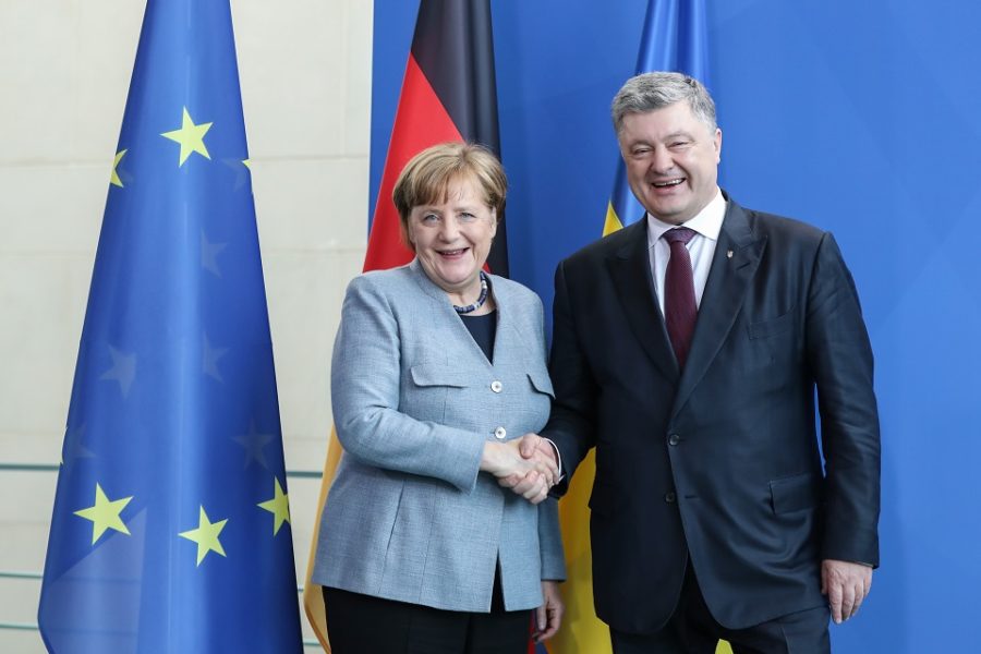 Merkel ontmoet Oekraïens president Poroshenko