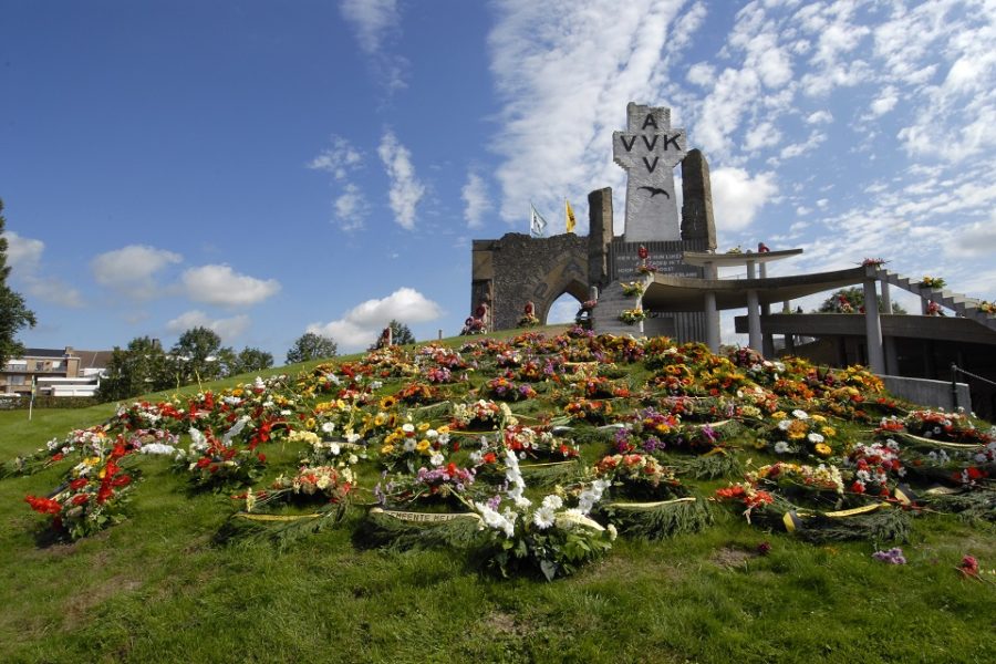 Een bekend beeld van de IJzerbedevaart, de oude toren na de bloemenhulde.