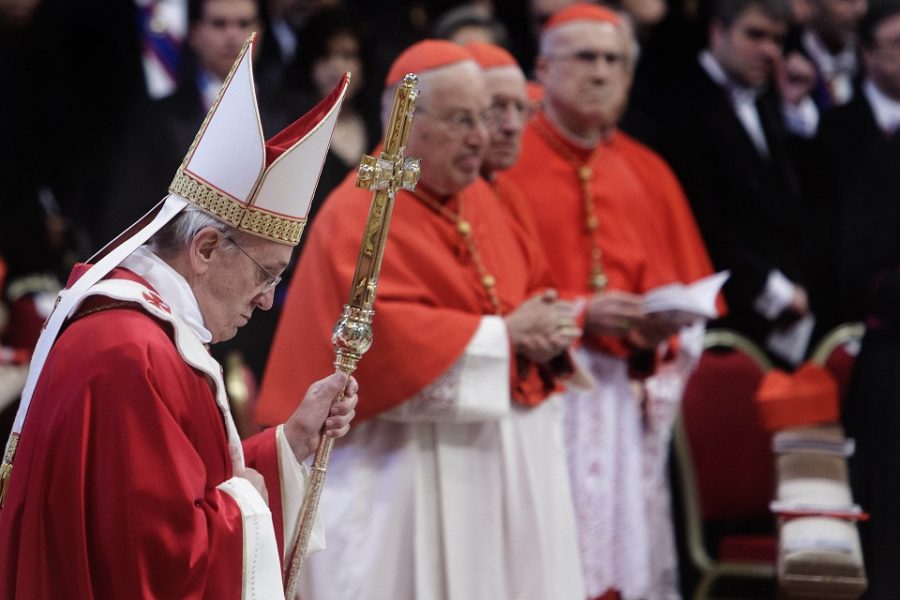 Paus Franciscus tijdens een mis in de Sint-Pietersbasiliek in Rome, omringd door
kardinalen.