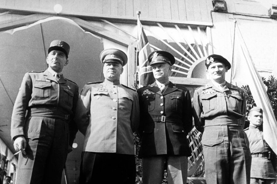 De vier bevelhebbers Van de geallieerden. Maarschalk Zhukov (USSR), Generaal
Eisenhower (VS), Veld Maarschalk Montgomery (VK) en Generaal Lattre de Tassigny
(Fr)