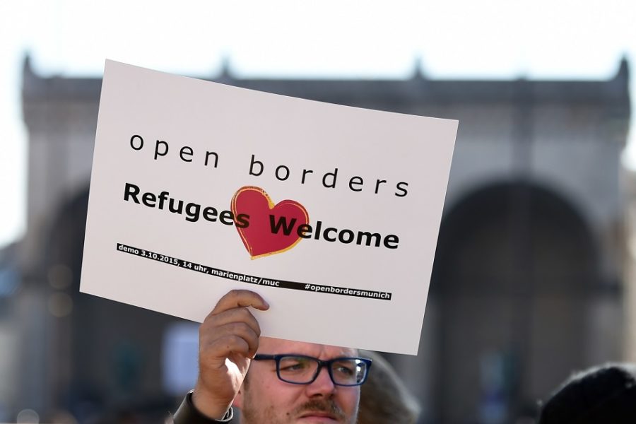
Een betoger voor ‘open grenzen’. Zonder kapitalist bij het nekvel.