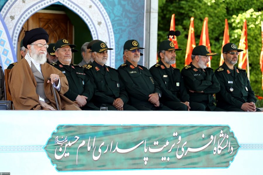 De Hoogste Leider van Iran, Ayatollah Ali Khamenei (L) tijdens een plechtigheid
op de Emam Hossein universiteit in Teheran.