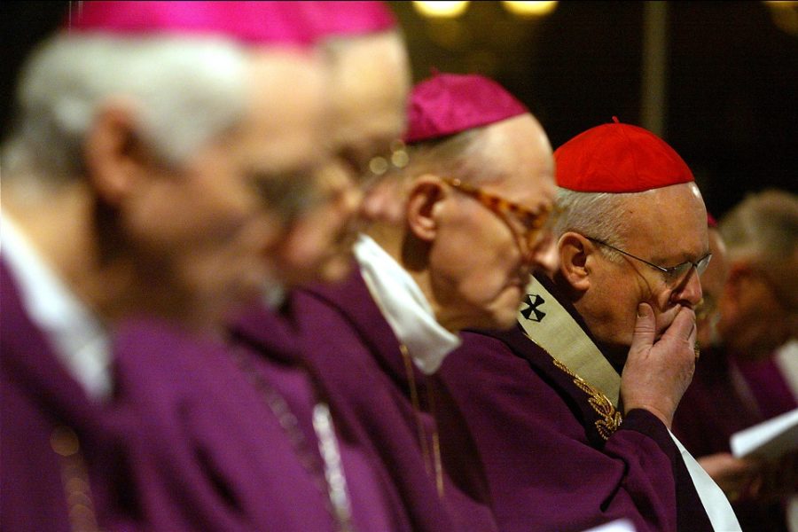 Belgische bisschoppen tijdens een dienst, voorgegaan door Kardinaal Danneels,
voormalig aartsbisschop van Mechelen-Brussel.