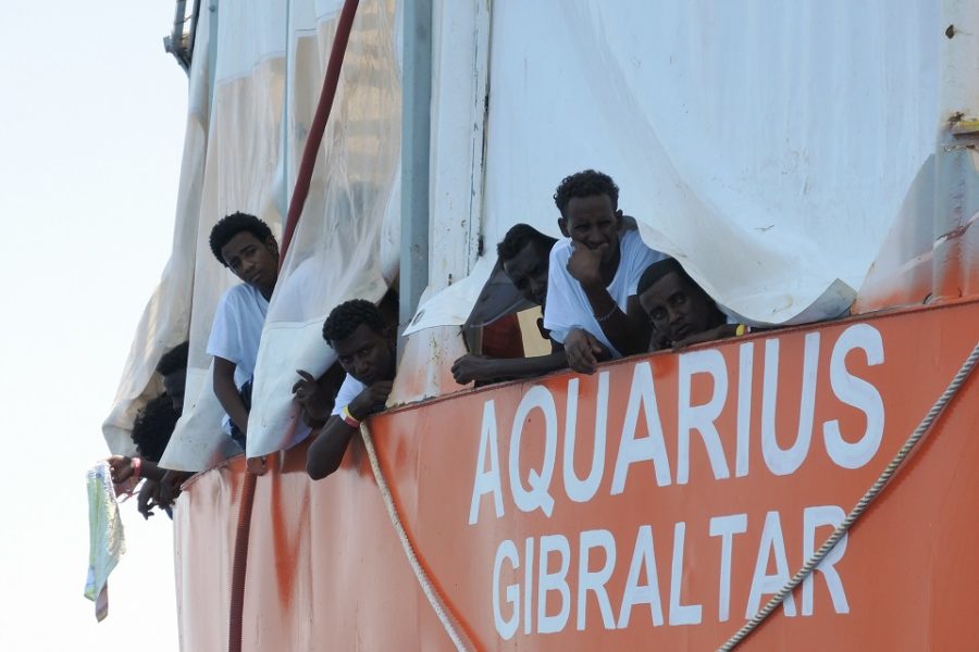Migranten die bij een reddingsoperatie aan boord genomen zijn van de Aquarius.
27 juni 2017.