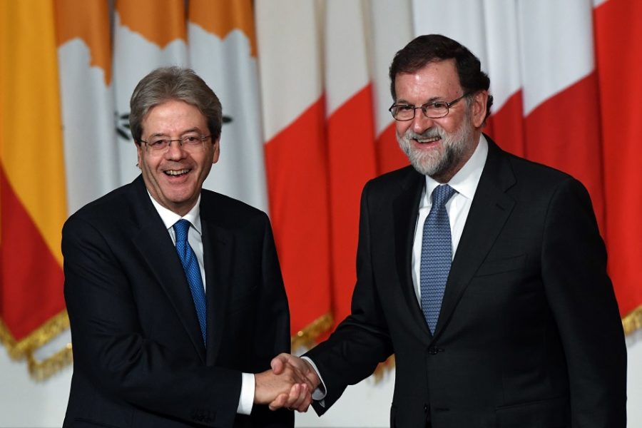 
De voormalige premier van Italië Paolo Gentiloni en Spanje Mariano Rajoy Op de
top van de Zuiderse landen in Rome, op 10 januari 2018.