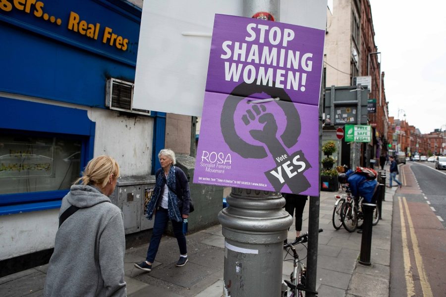 24 May 2018, Ireland, Dublin: The campaign poster attached to a pole calls on
citizen to vote with ‘Yes’ in favoure of lifting the ban on abortion on the
final day of campaigning before the Referendum on repealing the 8th Amendment to
the Irish Constitution. On 25 May, Irish citizens are called on to vote on the
legalisation of abortion. Ireland, a traditionally Catholic country, has one of
the strictest bans on abortion in the European Union. Photo: Karl Burke/dpa

Reporters / DPA