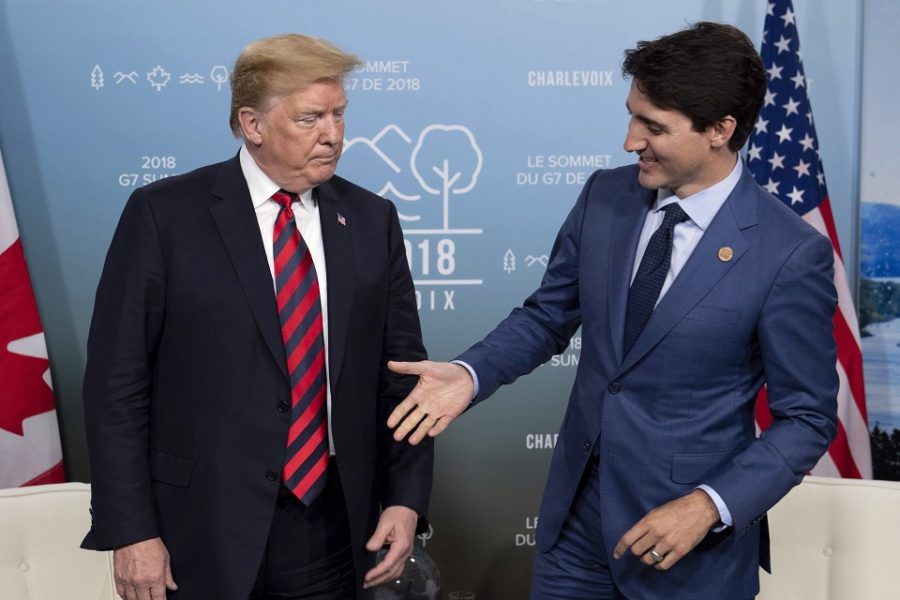 VS-president Donald Trump en de Canadese premier Justin Trudeau bij de
’traditionele’ handdruk.