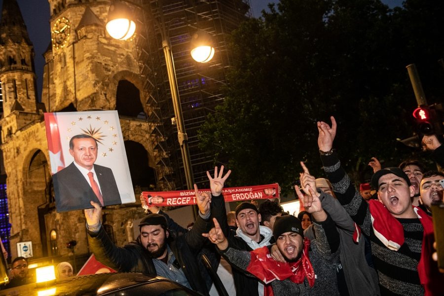 24 juni 2018, In Berlijn vieren Duits-Turkse supporters van Erdogan de
verkiezingsoverwinning op de
Kurfuerstendamm.