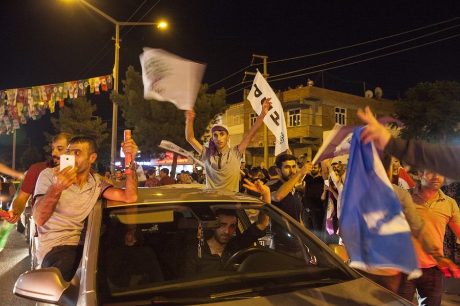 Aanhangers van de HDP vieren het succes van de partij in Diyarbakir.