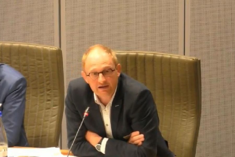 
Doorbraak Hoofdredacteur Pieter Bauwens tijdens de hoorzitting in de Commissie
Media. in het Vlaams Parlement.
