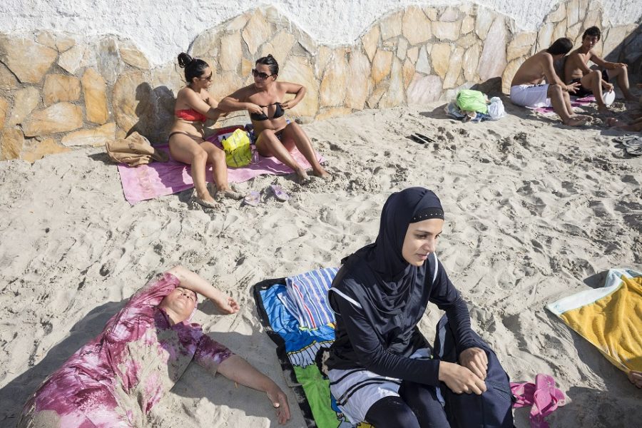 Vrouwen op het strand in Kusadasi, Turkije.