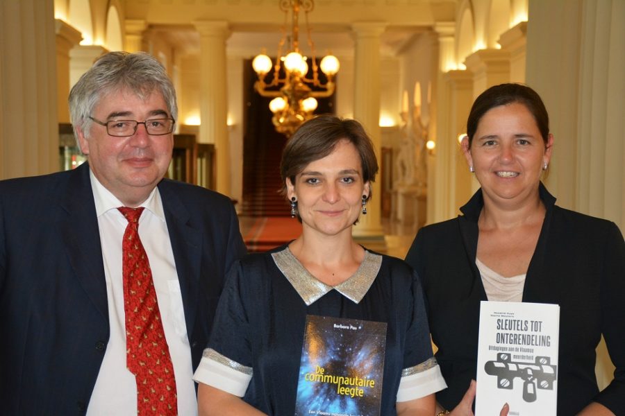 De V-Kamerleden Hendrik Vuye, Barbara Pas (Vlaams Belang) en Veerle Wouters