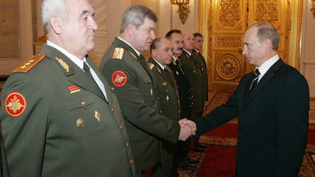 Vladimir Putin ontmoet Russische legerleiders in het Kremlin in 2008.