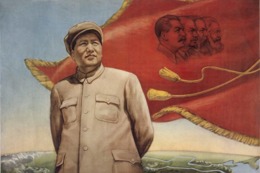 Propagandaposter met Mao voor een vlag met Marx, Engels, Stalin en Lenin