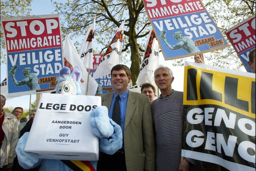 Filip Dewinter protesteert in 2002 tijdens een bezoek van toenmalig premier Guy
Verhostadt aan Antwerpen.