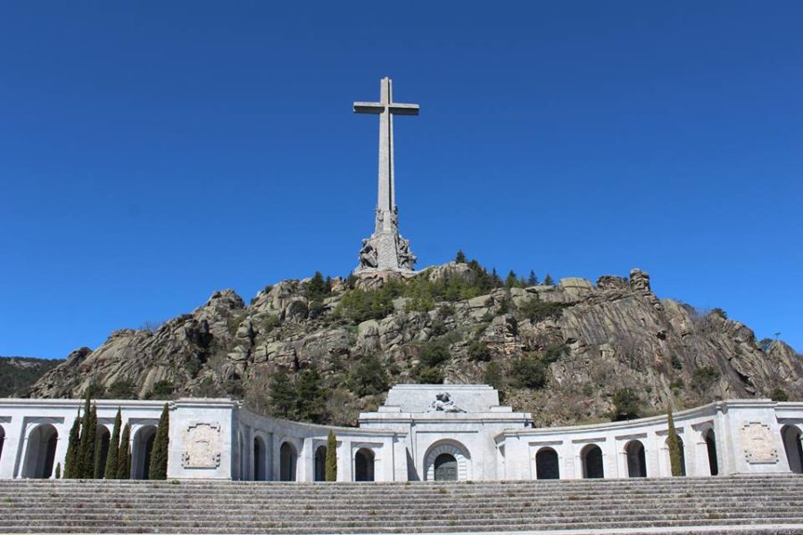 De Valle de los caídos, met het 150 m hoger kruis.