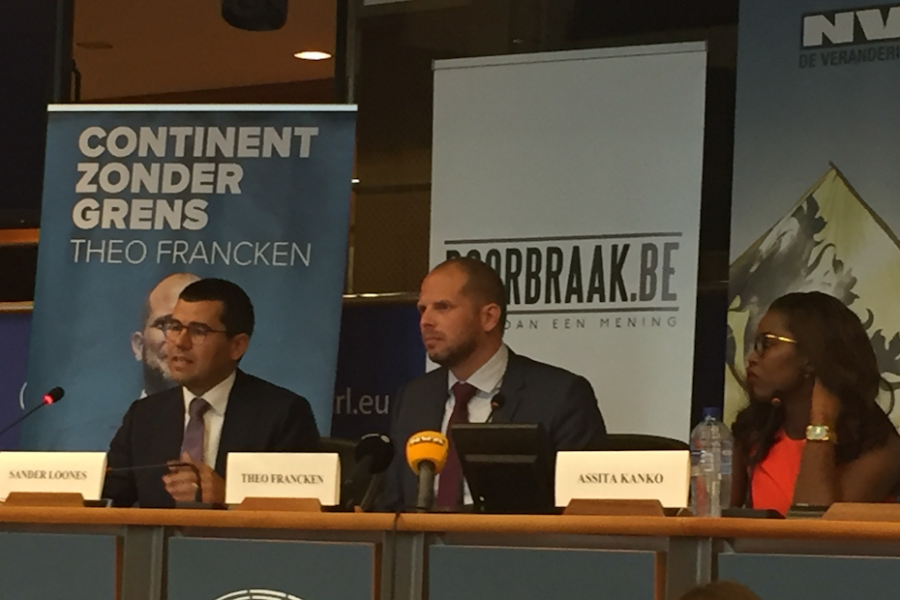 Sander Loones, Theo Francken en Assita Kanko op de persvoorstelling van
‘Continent zonder grenzen’ in het Europees Parlement, 28 september.