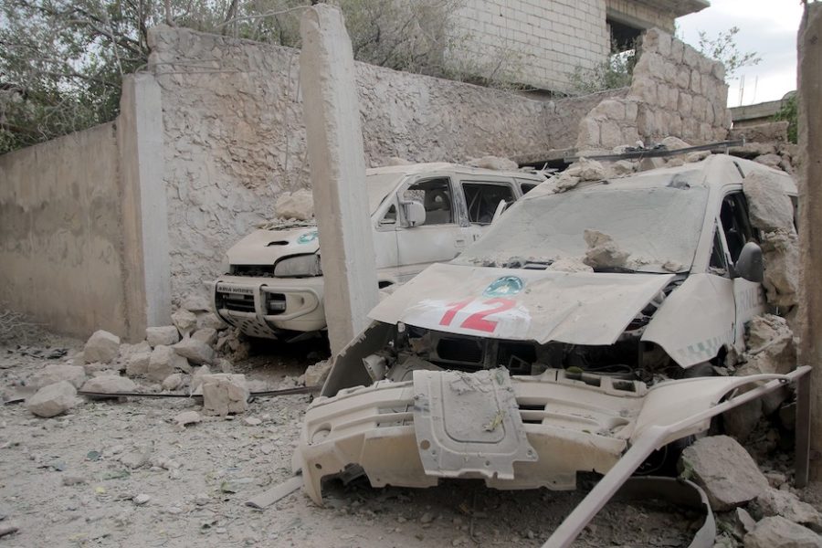 Ambulancewagens in Idlib, na een bomaanslag.