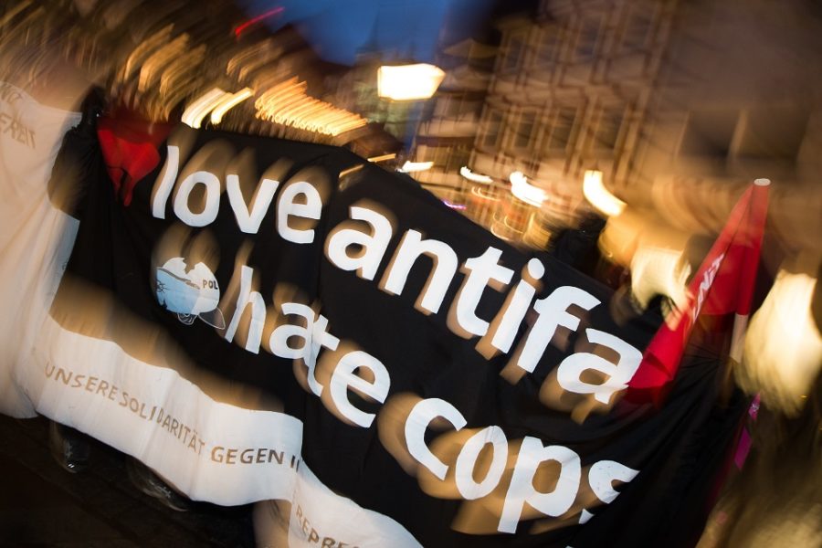 Antifa zijn geen al te grote fans van de politie
