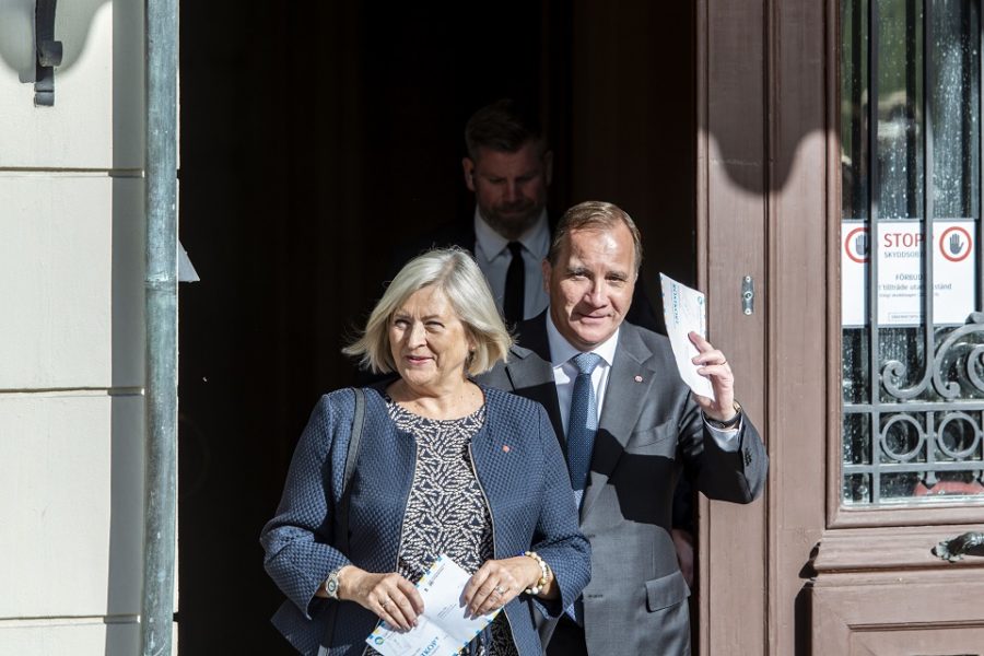 De Zweedse Premier Stefan Lofven en zijn vrouw Ulla Lofven, wandelen uit de
ambtswoning op weg naar de stembus.